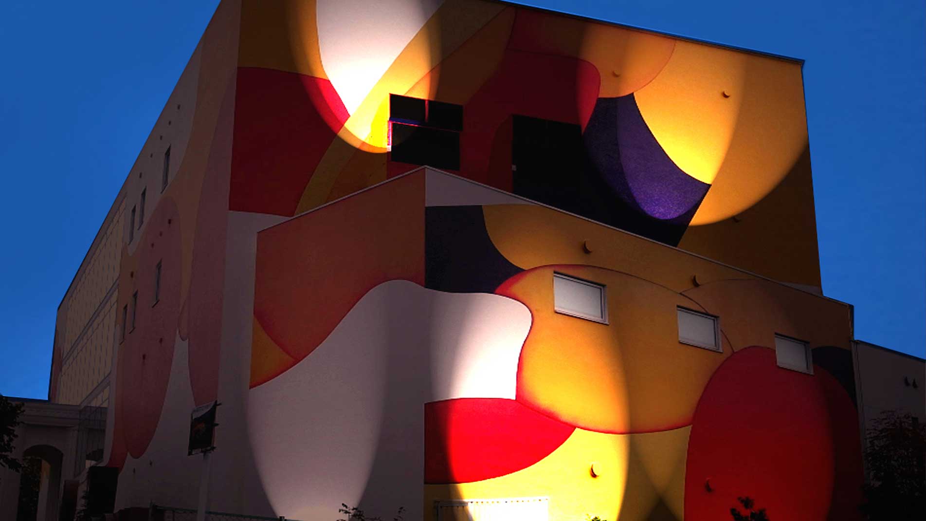 Art public au Japon : cette peinture de 900 m² est la plus grand peinture du Japon. Elle a été réalisée par l'artiste Guillaume Bottazzi pour le musée international d'art Miyanomori. Vue du troisième côté, la nuit.