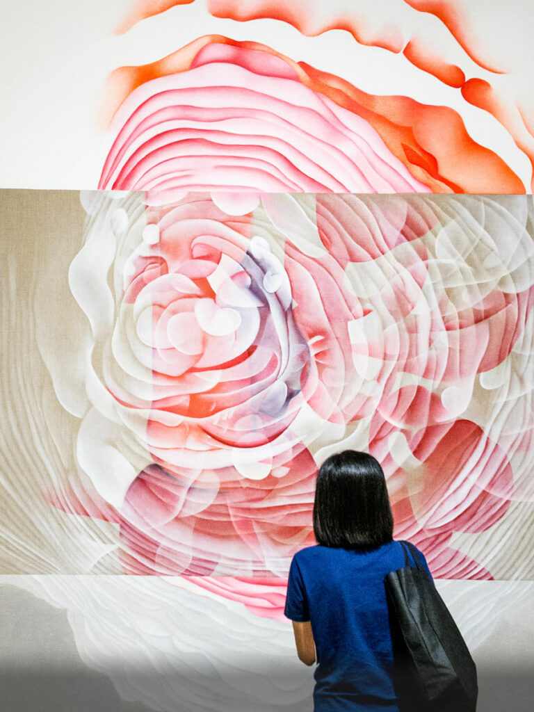 Un visiteur devant un tableau de Guillaume Bottazzi de 3 mètres de haut, à Hong Kong.