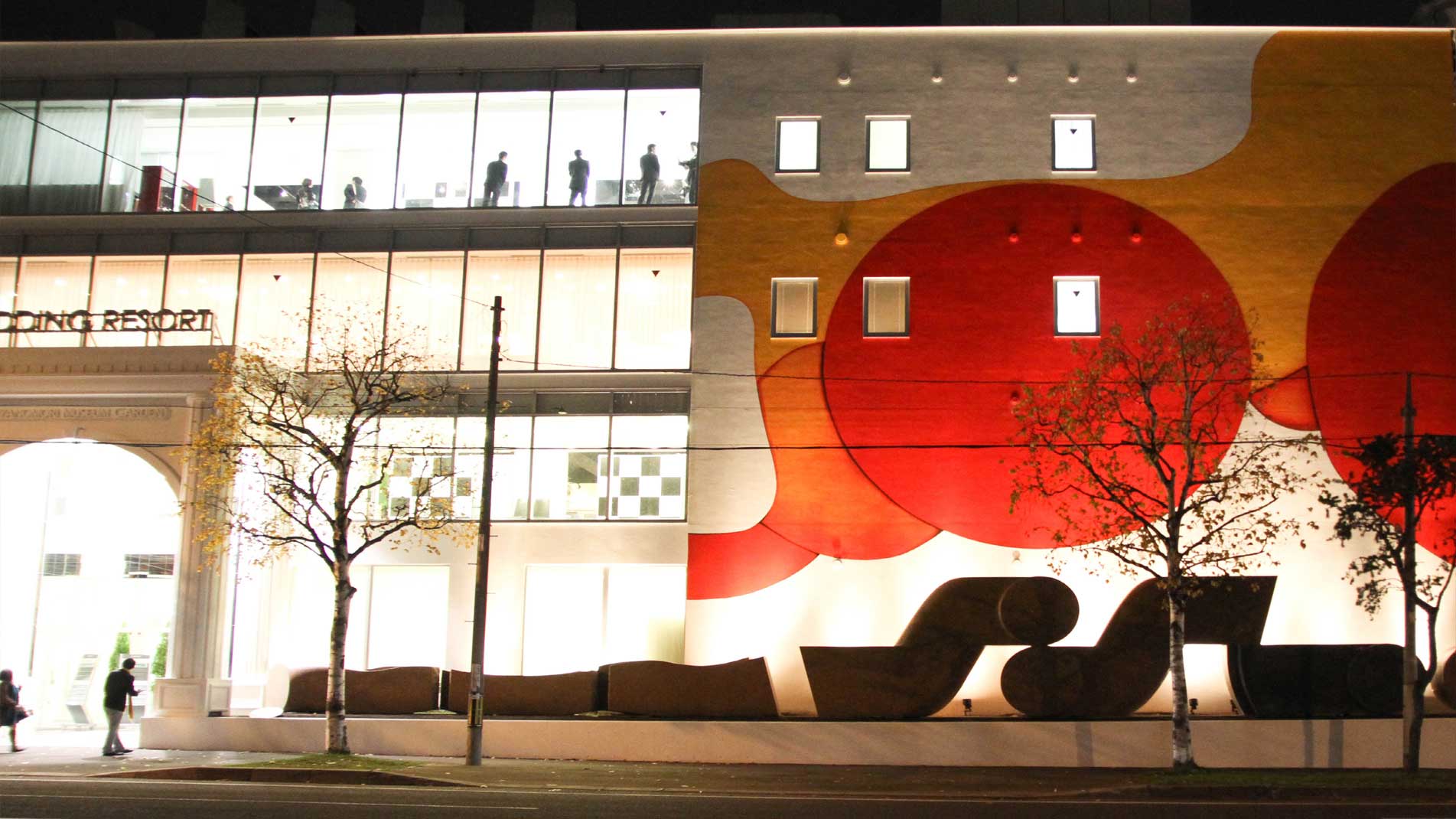Cette peinture de 900 m² est la plus grand peinture du Japon. Elle a été réalisée par l'artiste Guillaume Bottazzi pour le musée international d'art Miyanomori. Vue de la façade principale la nuit.