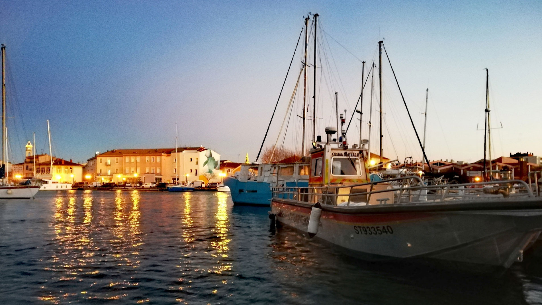 Art public : peinture de 13 mètres de haut réalisée par Guillaume Bottazzi à Martigues. Vue depuis l'hôtel de ville au coucher du soleil, à l'aube de la nuit.