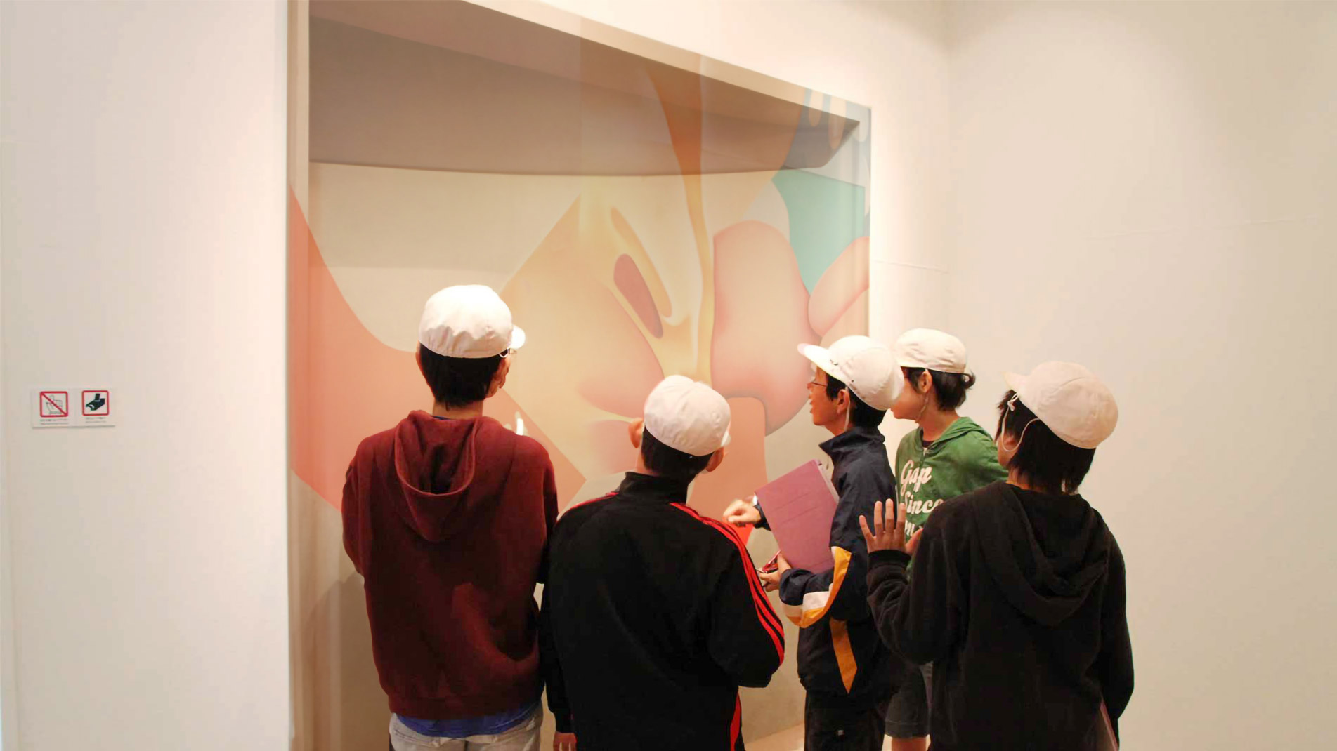 Photographie d'une exposition de Guillaume Bottazzi au Musée International d'Art Miyanomori au Japon. Détails, visite d'adolescents en contemplation.