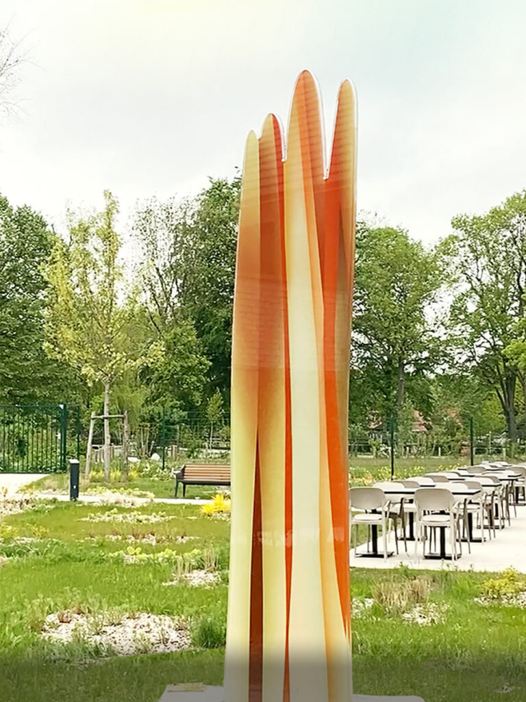 Cette sculpture de trois mètres de haut est composée d'émaux sur verre. Elle a été réalisée par l'artiste Guillaume Bottazzi.