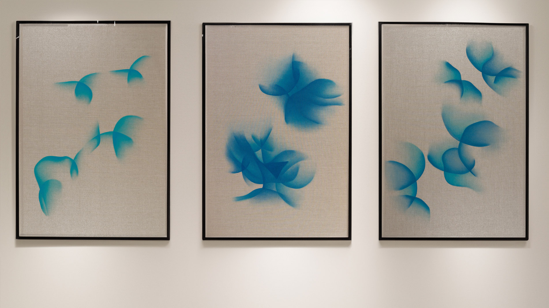 Photographie d'une exposition de Guillaume Bottazzi à Tokyo, Galerie Itsutsuji. Ces trois tableaux abstraits sont des huiles sur toile de lin brut.